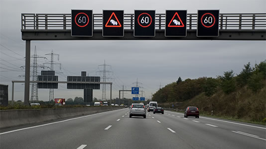 Schilderbrücke mit Höchstgeschwindigkeit und Stau-Ankündigung Schilderbrücke